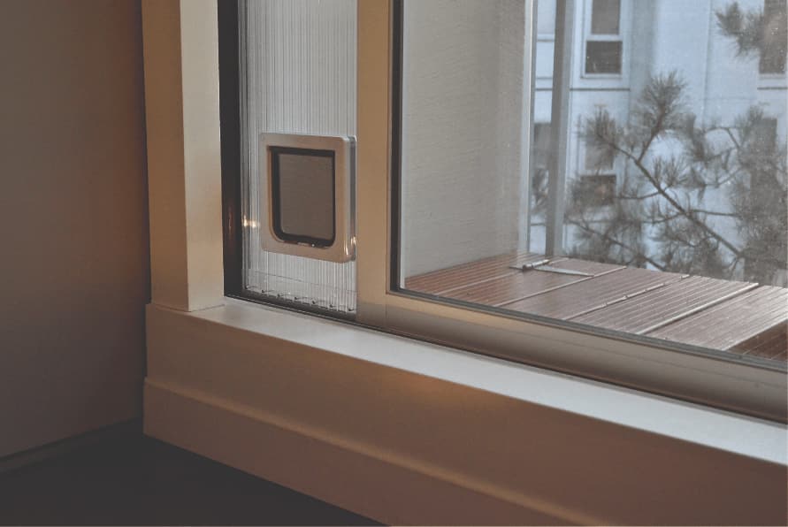 Baie vitree coulissante equipee de notre chatiere amovible.